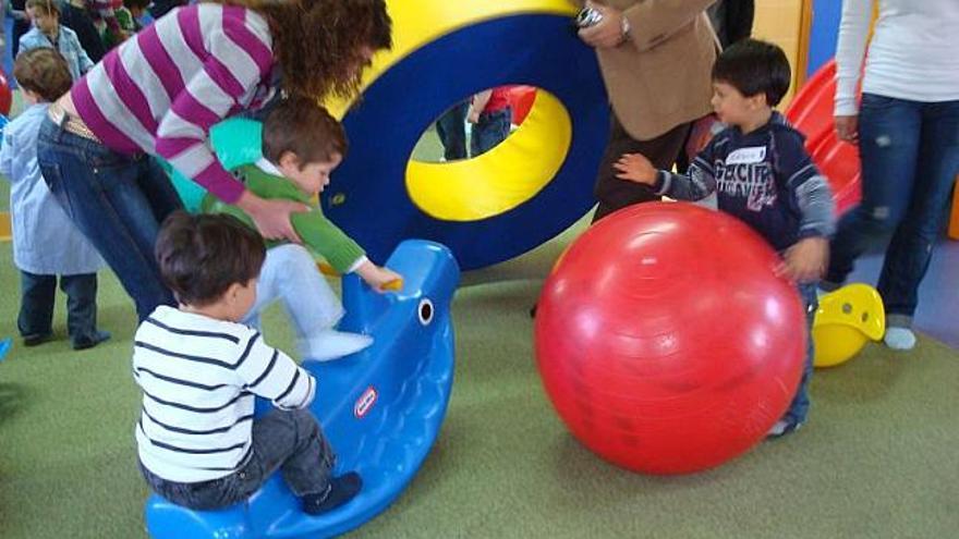 Estudiantes de FP reciben a escolares en unas jornadas de puertas abiertas.