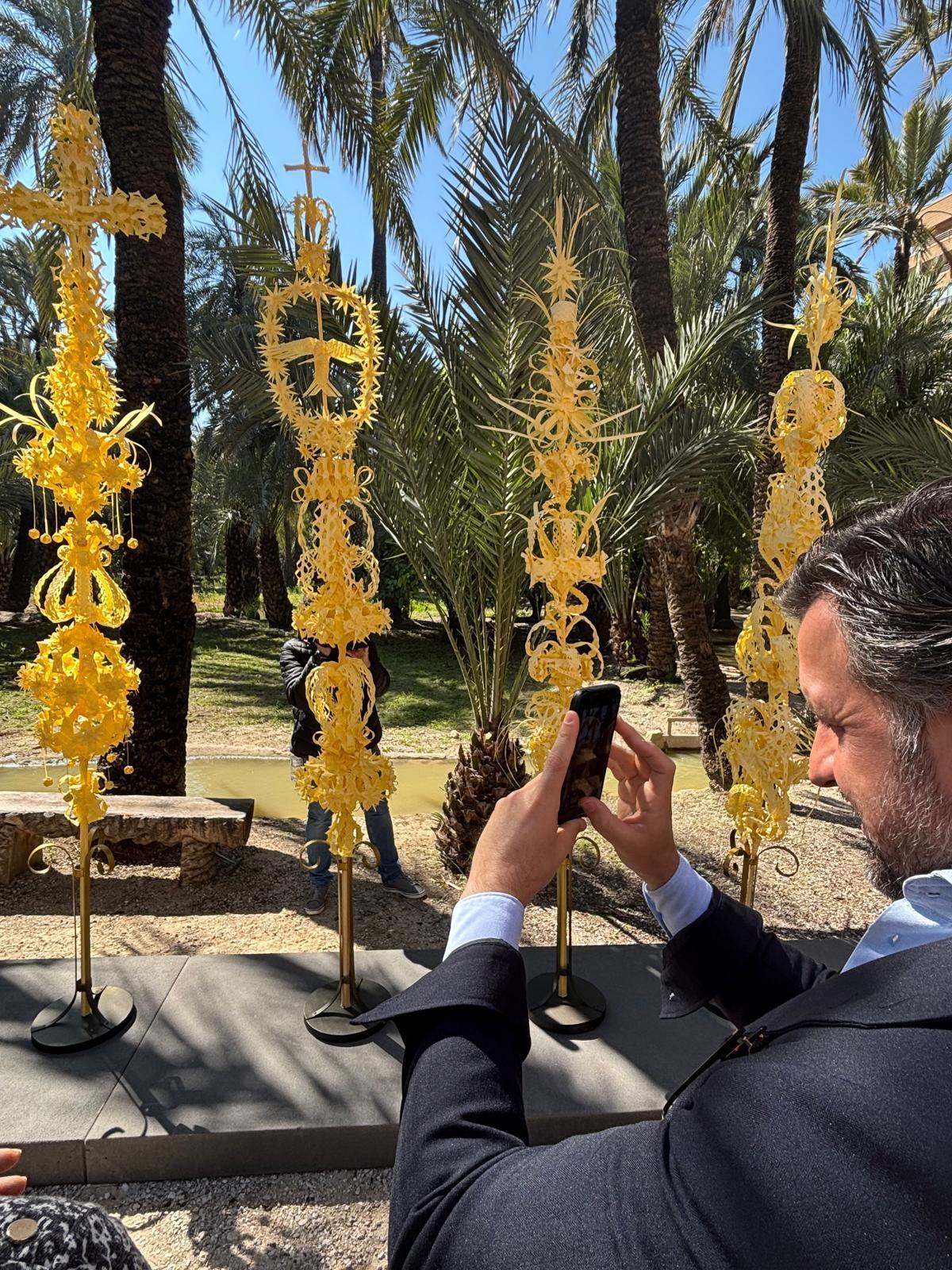 El alcalde de Elche fotografía las palmas para el Papa, la Reina y otras autoridades