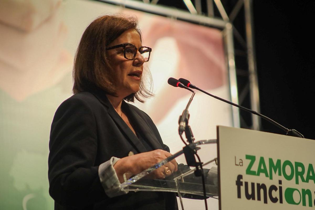 Ángeles Rivero, directora general de LA OPINIÓN-EL CORREO DE ZAMORA, da la bienvenida a los asistentes a "La Zamora que funciona".