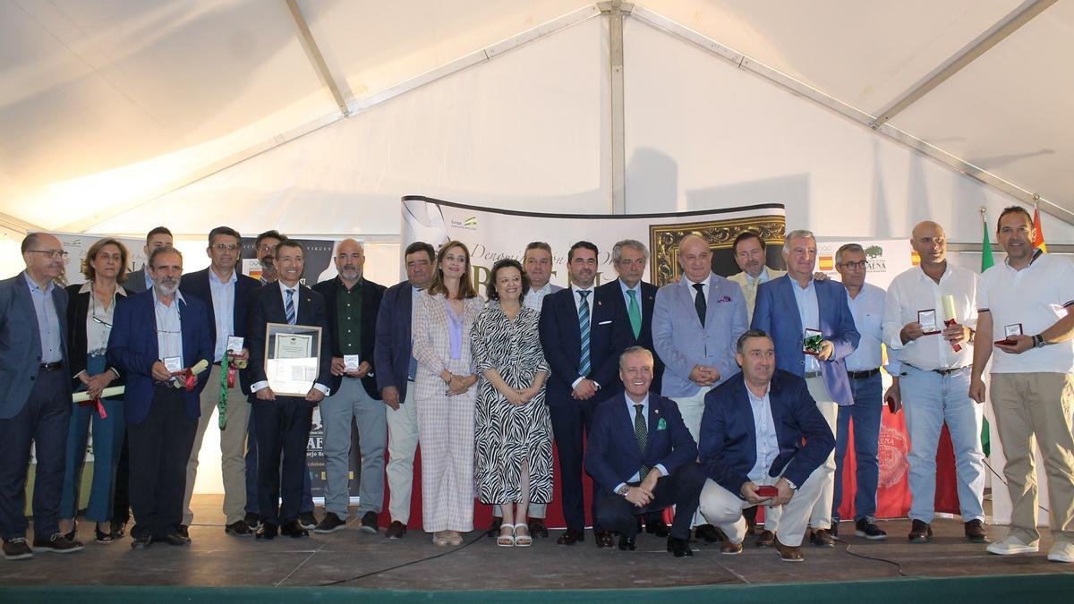 Foto de familia de la entrega de premios de la DO Baena que se ha celebrado en la plaza del Castillo de Zuheros.