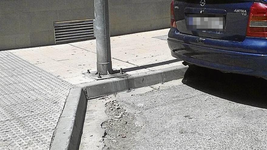 Sufre un esguince tras tropezarse con un bache