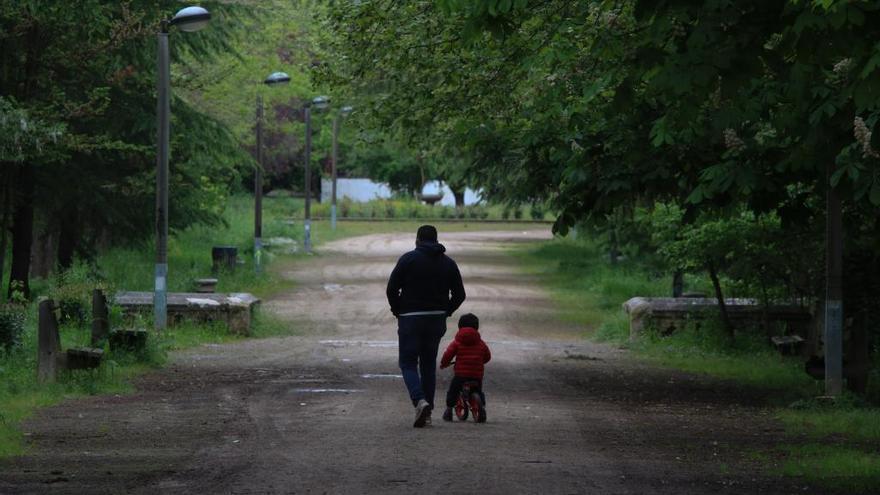 Un padre y su hijo paseando en plena naturaleza por Zamora en una imagen de archivo.