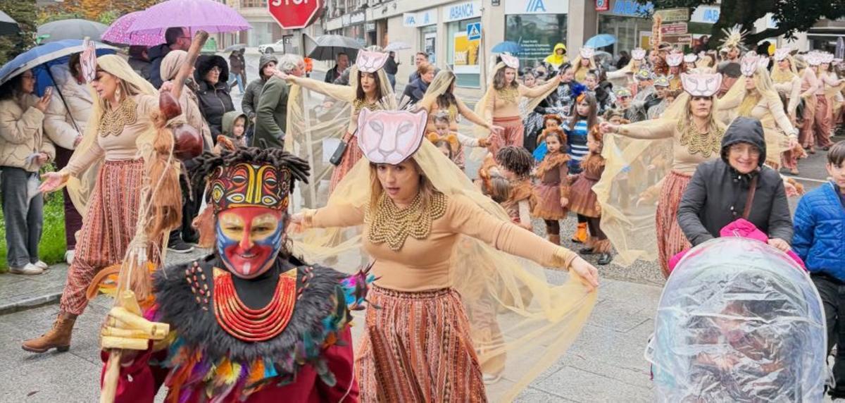 Un momento del desfile de Caldas del domingo, bajo la lluvia. | FDV