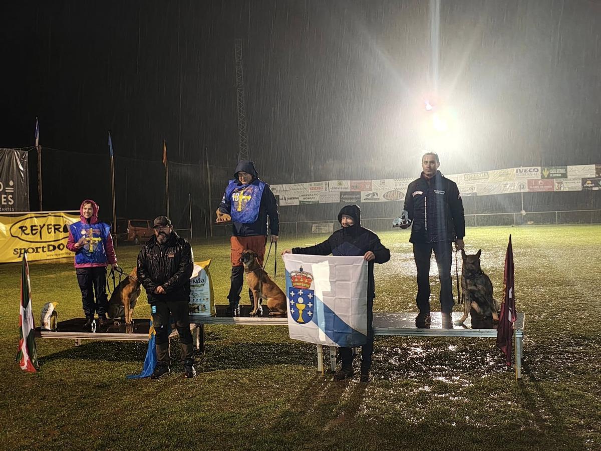 Gélida mañana de adiestramiento canino en Cornellana