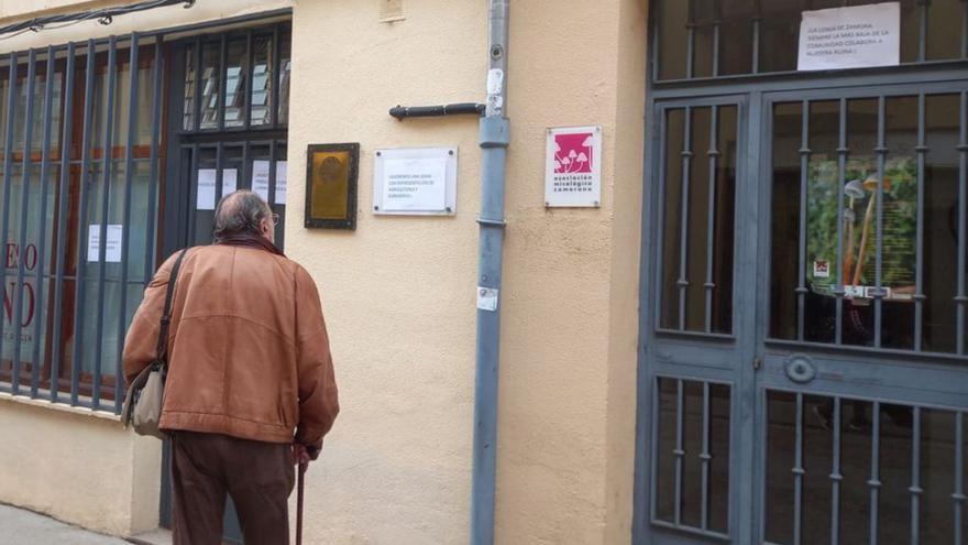 Agricultores piden con carteles participar en la reunión de la Lonja