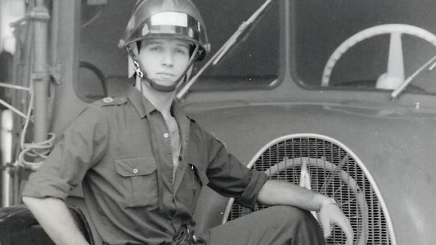El sargento Adrián García durante su juventud en el cuerpo de bomberos