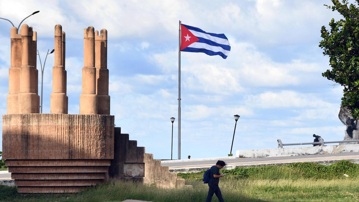 Archivo - Bandera de Cuba en una zona de La Habana.