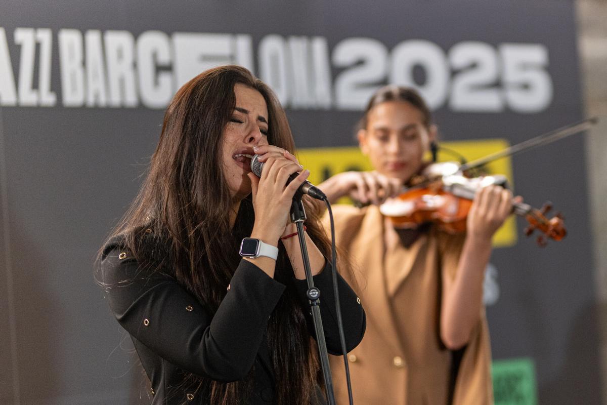 El grupo musical Las Migas durante un concierto sorpresa en la estación de metro de Diagonal, a 19 de noviembre de 2025, en Barcelona