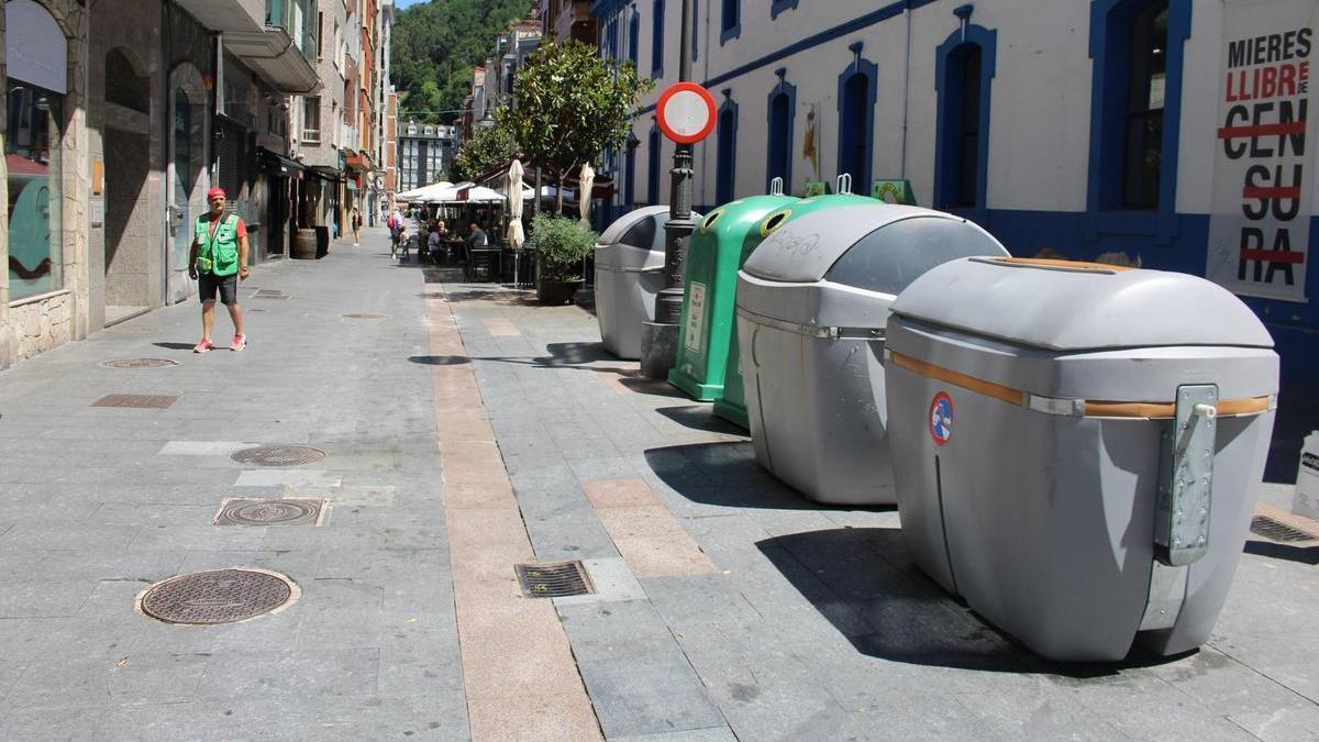 Contenedores en la calle Jerónimo Ibrán de Mieres.