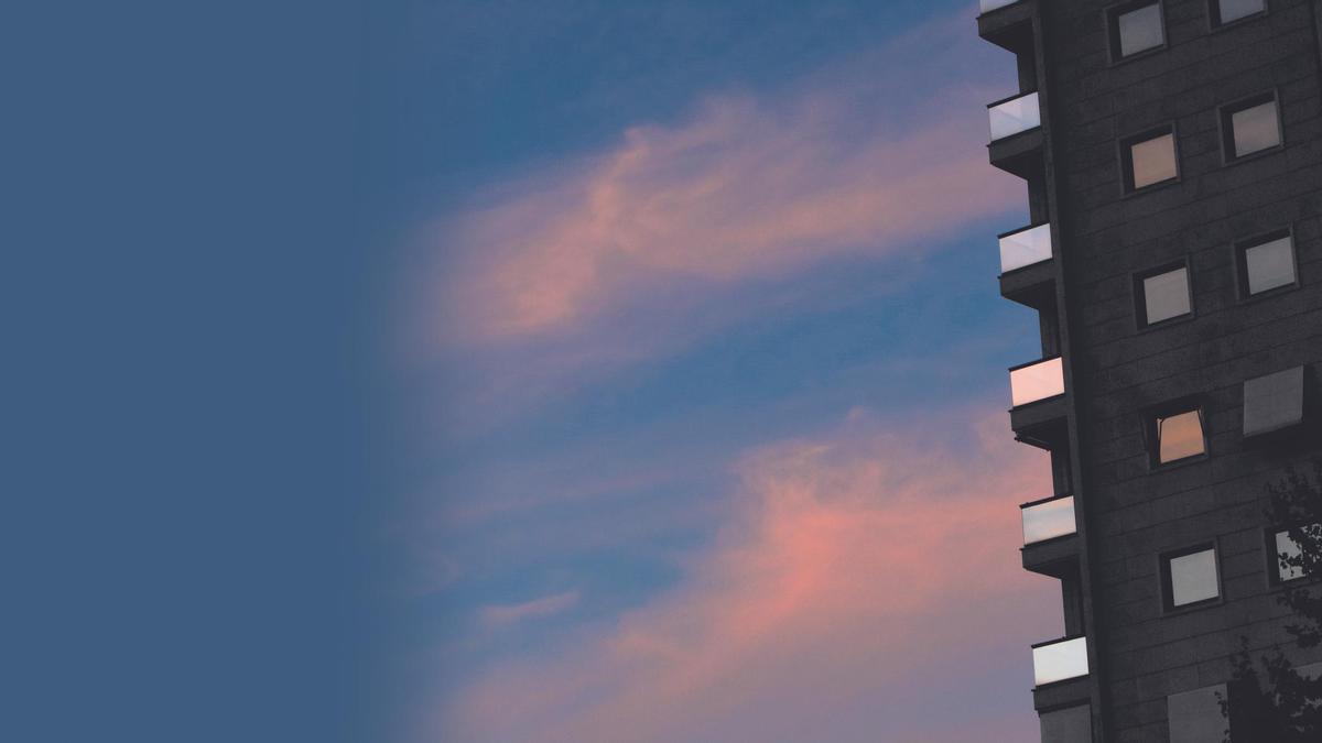 Imagen de archivo de un bloque de viviendas al anochecer, en Galicia