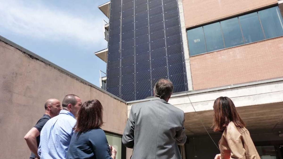 Placas solares en la fachada del Ayuntamiento de Gavà