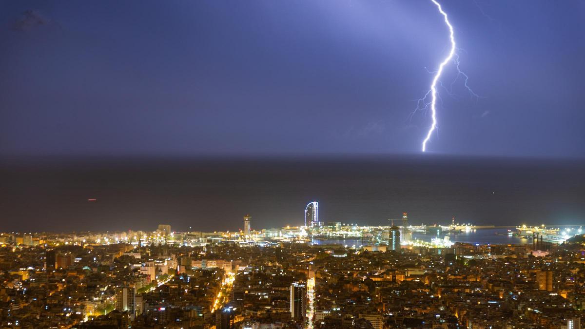 Espectacular tormenta nocturna sobre Barcelona