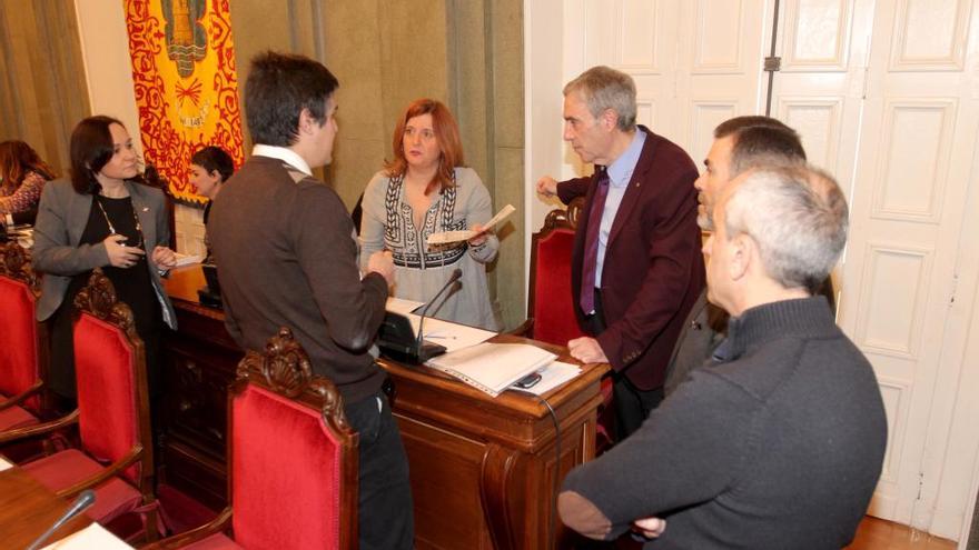 Miembros de MC hablan con representantes de CTSSP en el último pleno.