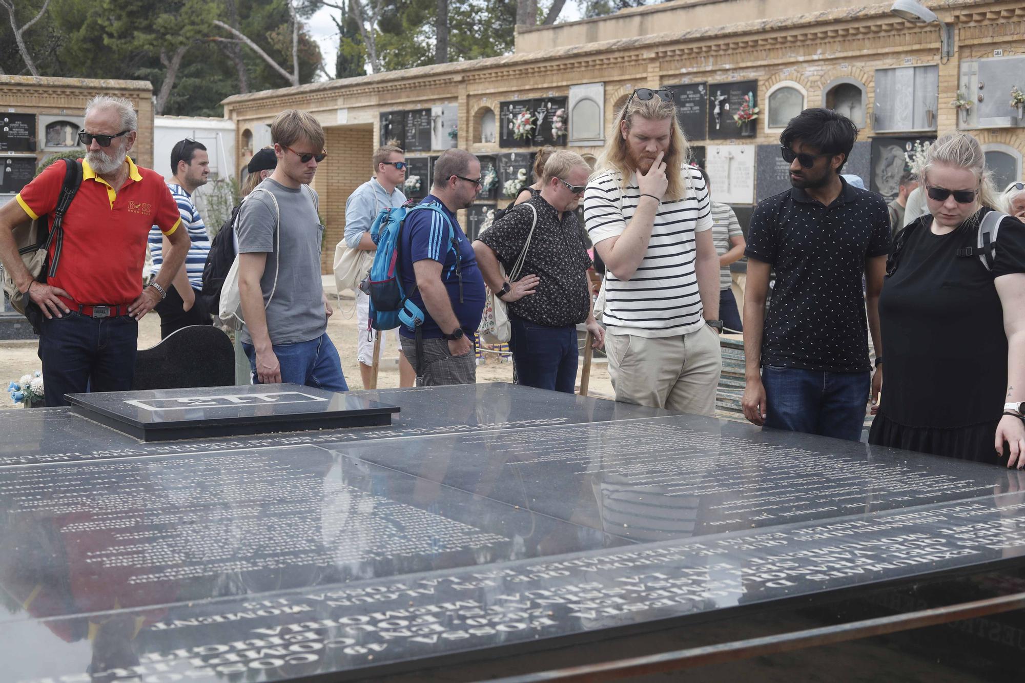 Un grupo de sindicalistas noruegos visitan las fosas de la Guerra Civil en Paterna