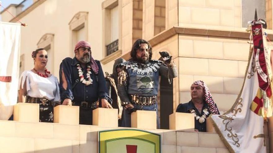 Los festeros hacen sonar sus arcabuces llenando de ruido y olor a pólvora las calles de la localidad durante la tradicional guerrilla.