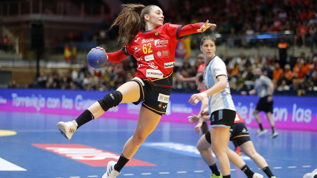 La jugadora de Petrer Paula Arcos lanza a portería