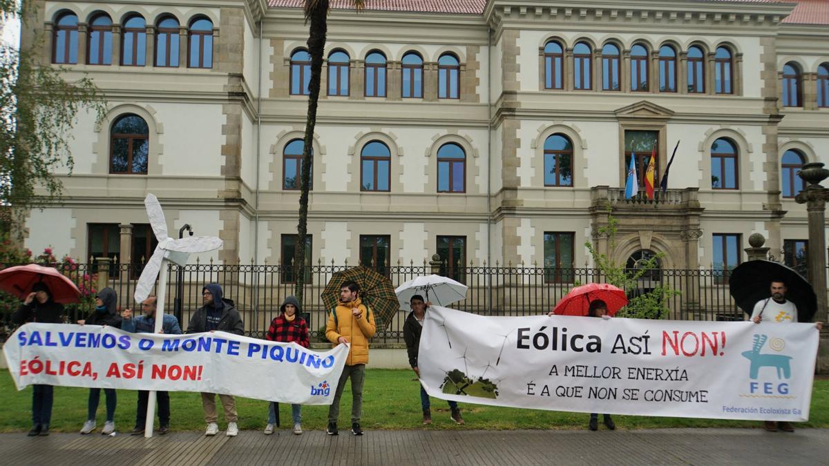 Manifestantes delante de San Caetano protestando por el modelo eólico de la Xunta