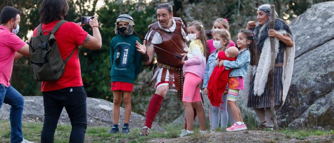 Una de las visitas teatralizadas al Castro de Alobre después de los trabajos de musealización. |   // IÑAKI ABELLA