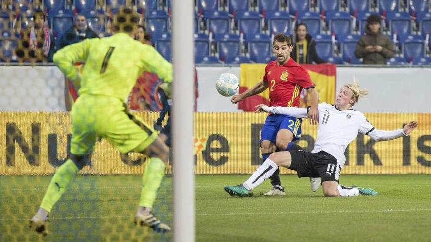 El céltico Jonny Castro pugna por el balón con el jugador austriaco Xaver Schlager. // Lisi Niesner