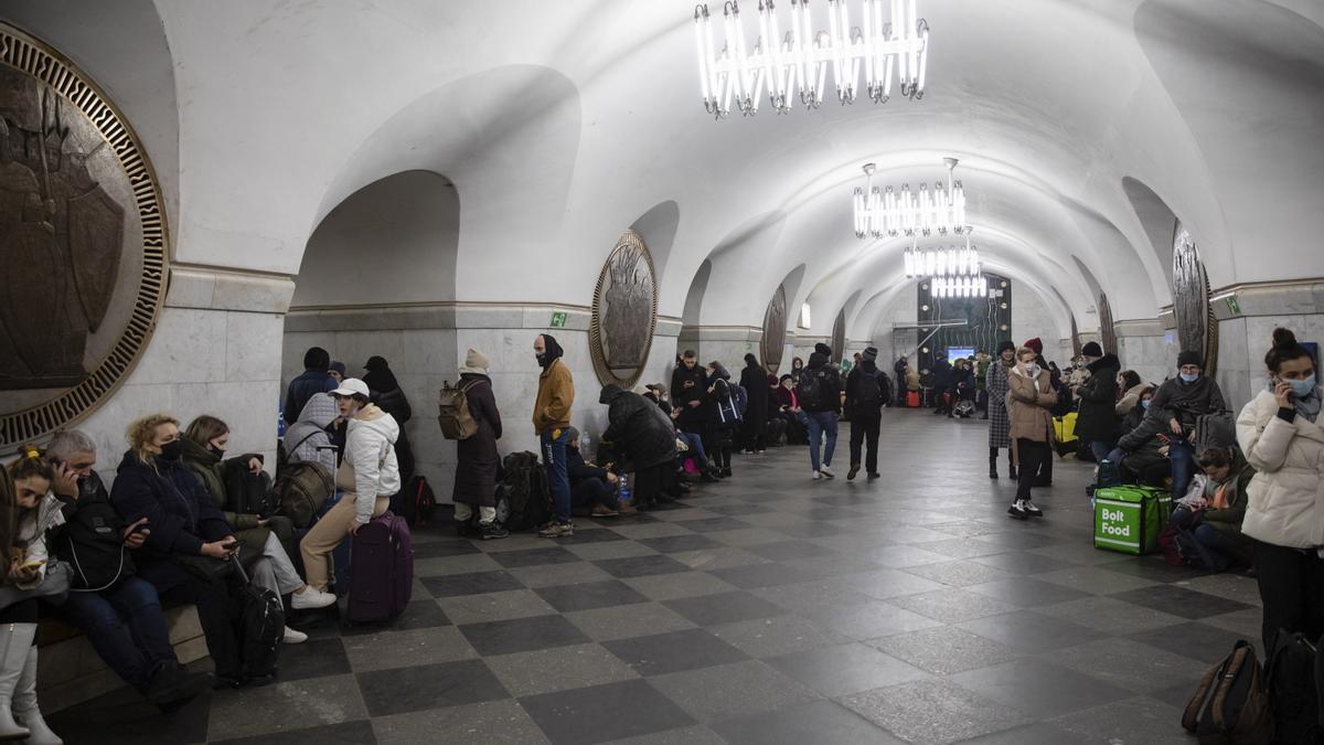 Ciudadanos ucranianos se refugian en una estación de metro de  Kiev para pasar la noche