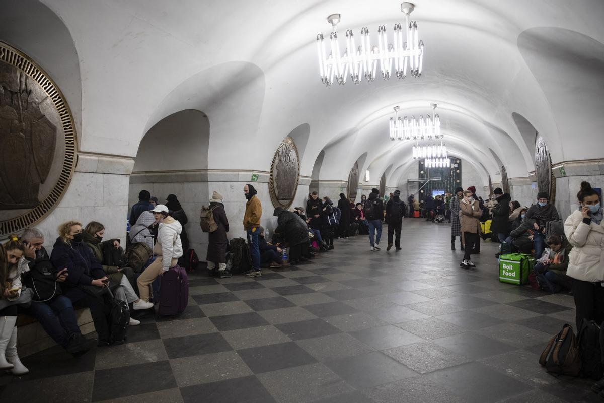 Ciudadanos ucranianos se refugian en una estación de metro de Kiev para pasar la noche.