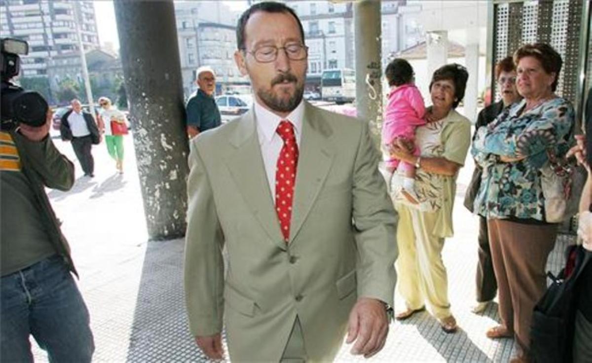 Marcial Dorado, a la sortida d’un jutjat de Vilagarcía d’Arousa, el 2006. A la dreta, Carmen Avendaño, líder de les mares contra la droga. Marcial Dorado, a la sortida d’un jutjat de Vilagarcía d’Arousa, el 2006. A la dreta, Carmen Avendaño, líder de les mares contra la droga.