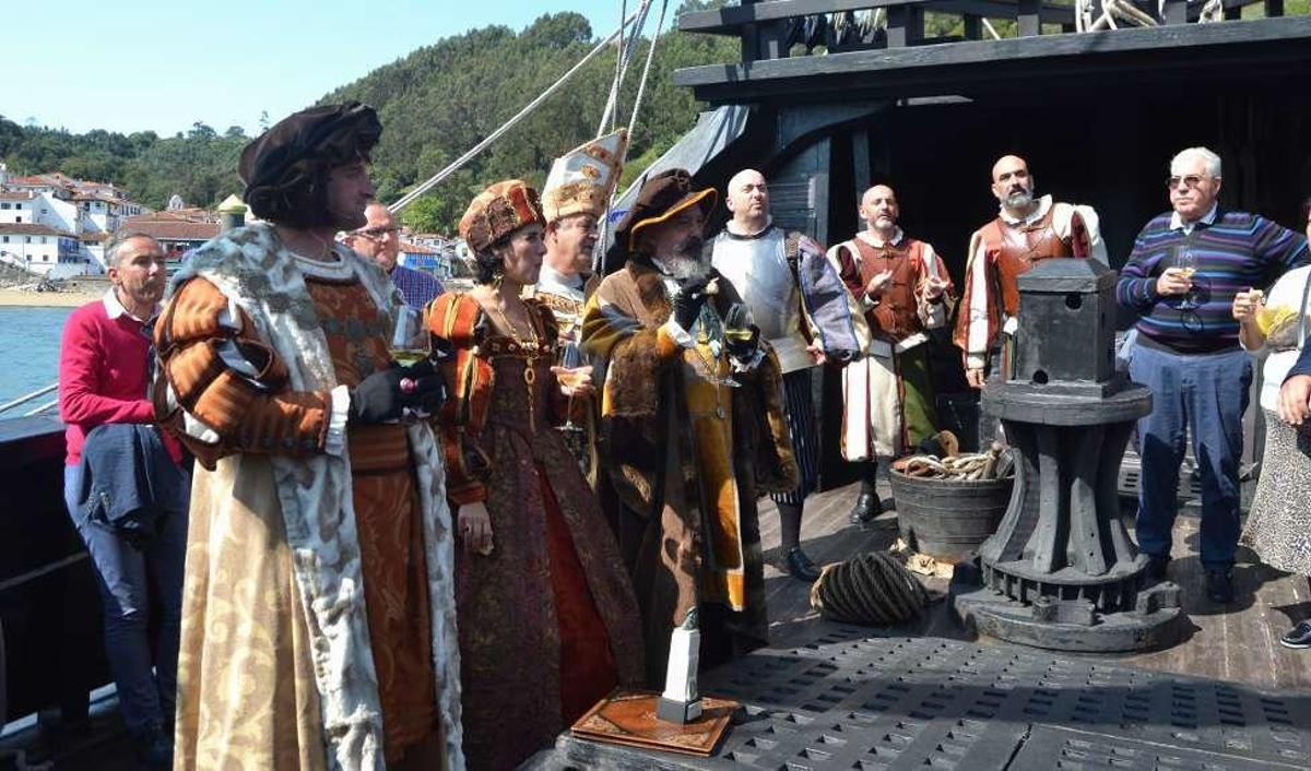 Carlos V, a bordo de la nao "Victoria" en Tazones este verano.