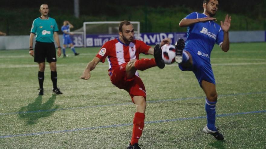 Isma Aizpiri disputa un balón con Pablo Suárez, ayer, en el rabanal