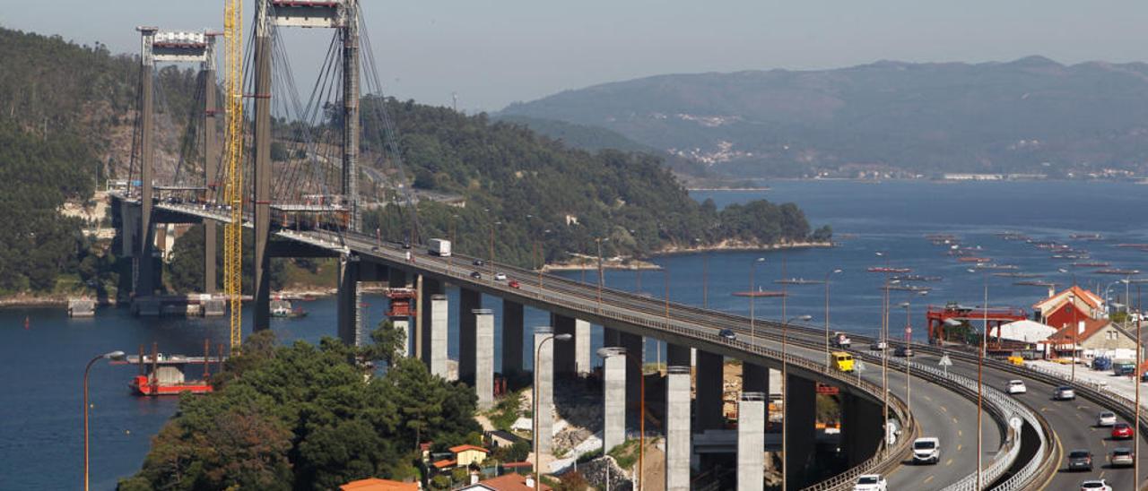 El puente de Rande, con las grúas en los pilares para ejecutar su ampliación. // R. Grobas