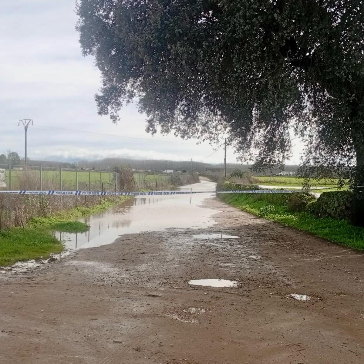 El camino del Rincón del Obispo ha sido cortado al paso de vehículos, en Coria.