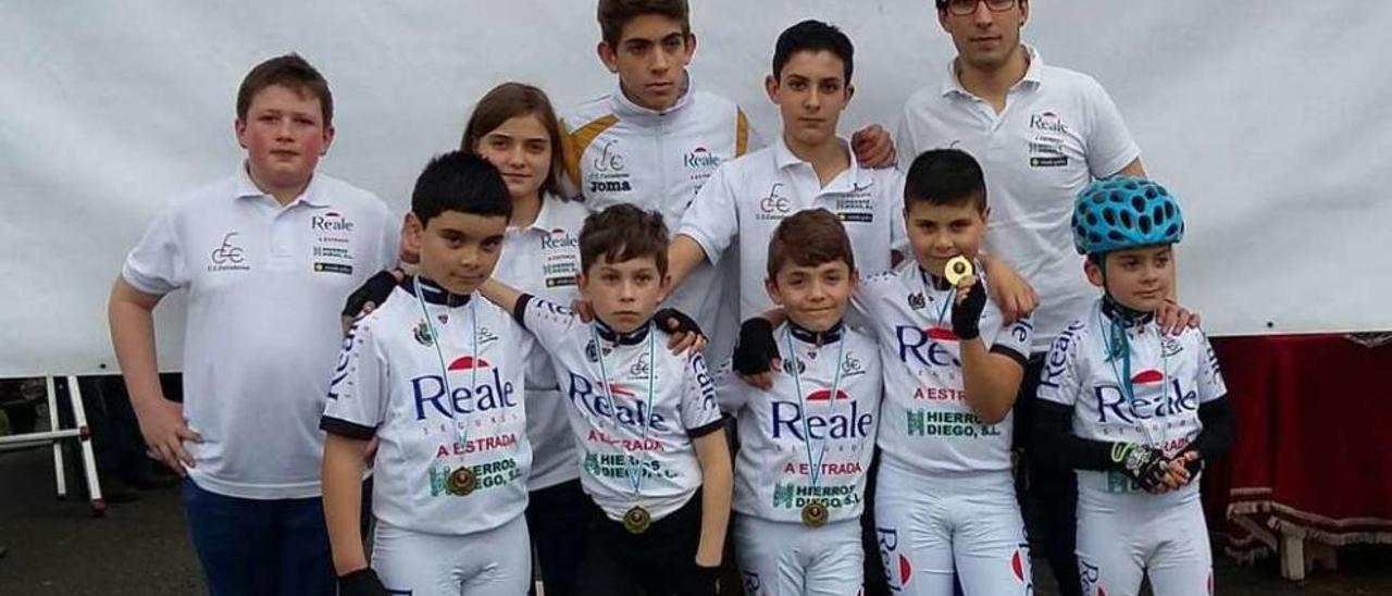 Algunos de los integrantes del Club Ciclista Estradense en la carrera celebrada en Padrón.