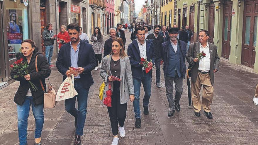 Pérez pasea por el casco lagunero junto a Héctor Gómez, Olivia Delgado, Pedro A. Meneses, Nira Fierro y el alcalde.