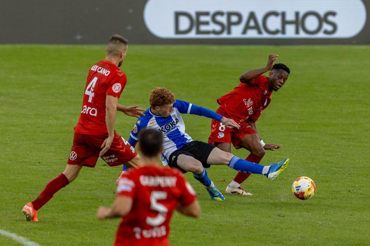 Jeremy de León pierde la pelota rodeado de jugadores del Europa.