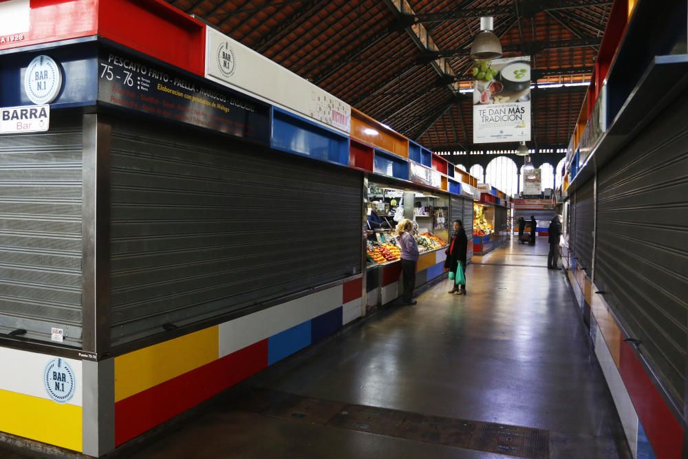 Pasan los días de confinamiento y la situación de la ciudad sigue siendo desértica. La siempre frecuentada calle Larios, la Alameda, principal vía de tráfico tanto privado como público del centro de la ciudad, y el bullicioso mercado de Atarazanas presentan durante el estado de alarma provocado por la pandemia de coronavirus una imagen inusual, acentuada por la persistente lluvia de esta semana.