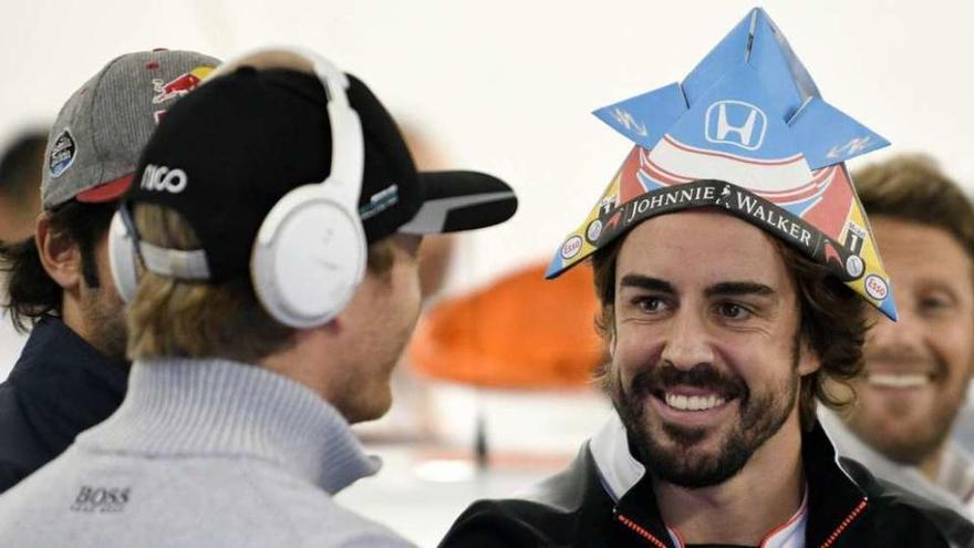 Fernando Alonso bromea con otros pilotos antes de la carrera. // Frank Robichon