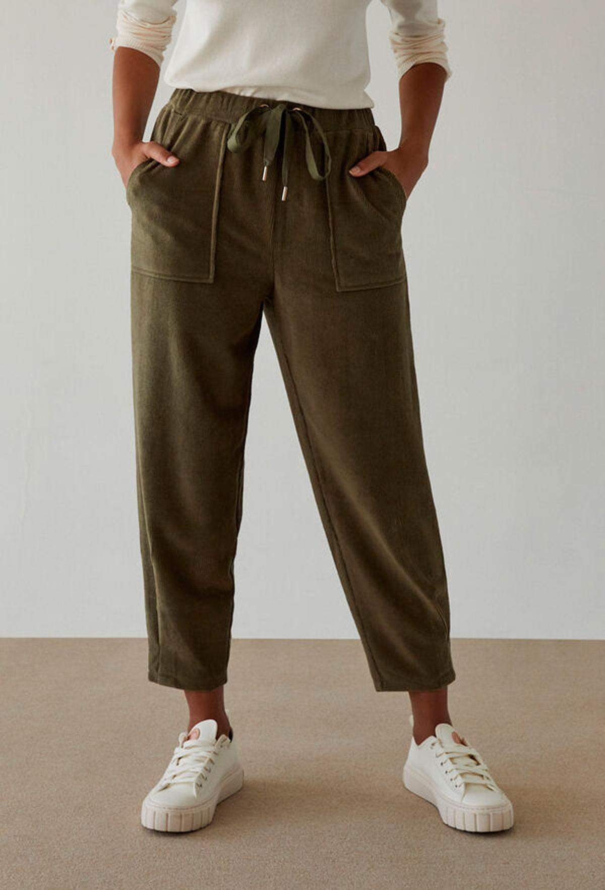 Pantalón de pana verde caqui de Women' Secret (precio: 21,99 euros)