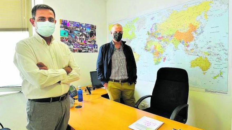 De izquierda a derecha, Jacques Bulchand y Santiago Melián, en el despacho del primero en el campus de Tafira.
