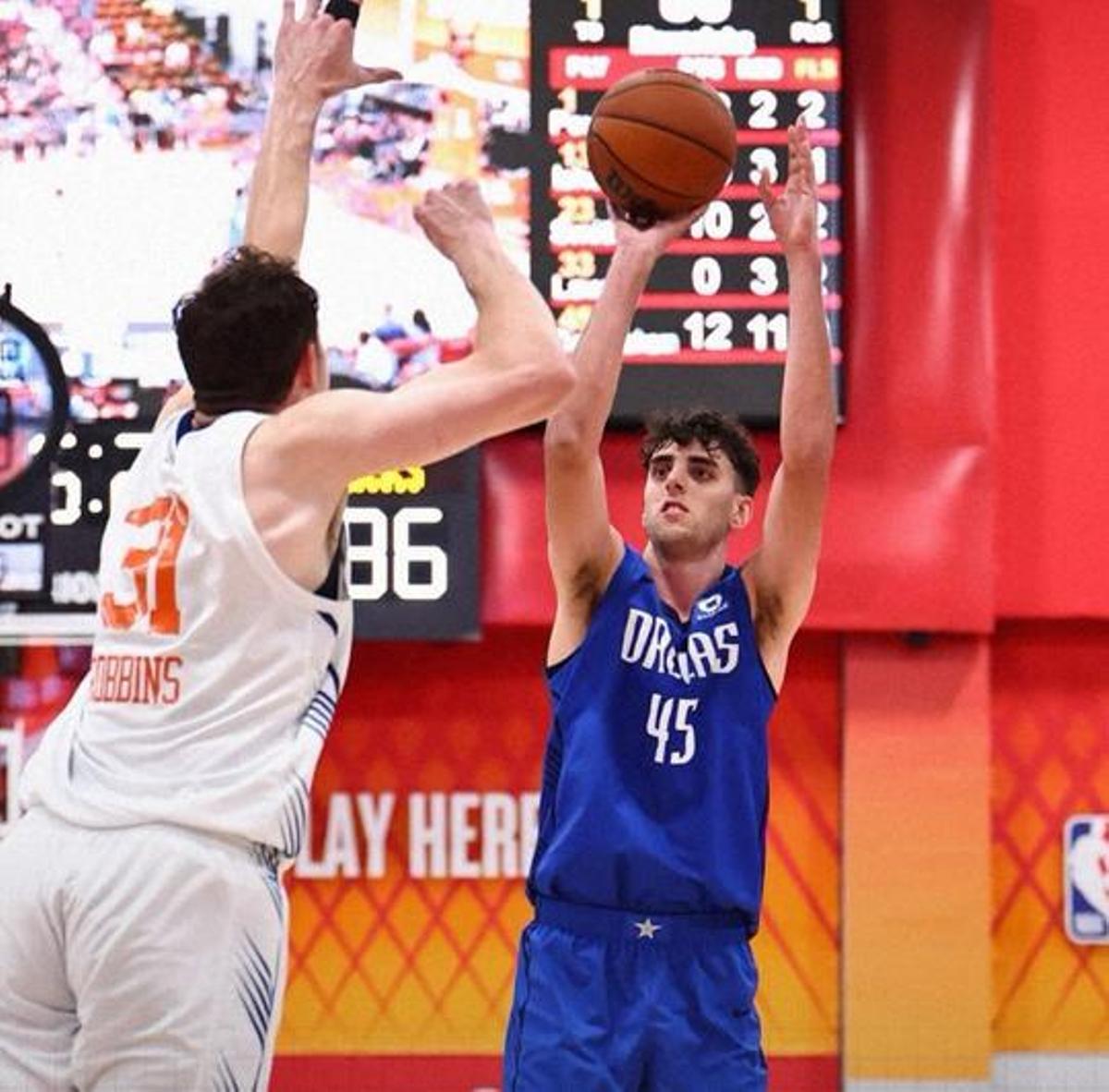 Jorge Díaz-Graham lanza a canasta en el partido ante los Knicks.