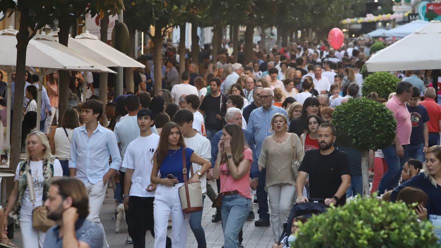 La &#039;Shopping Night&#039; de Córdoba desvela a miles de personas atraídas por las rebajas