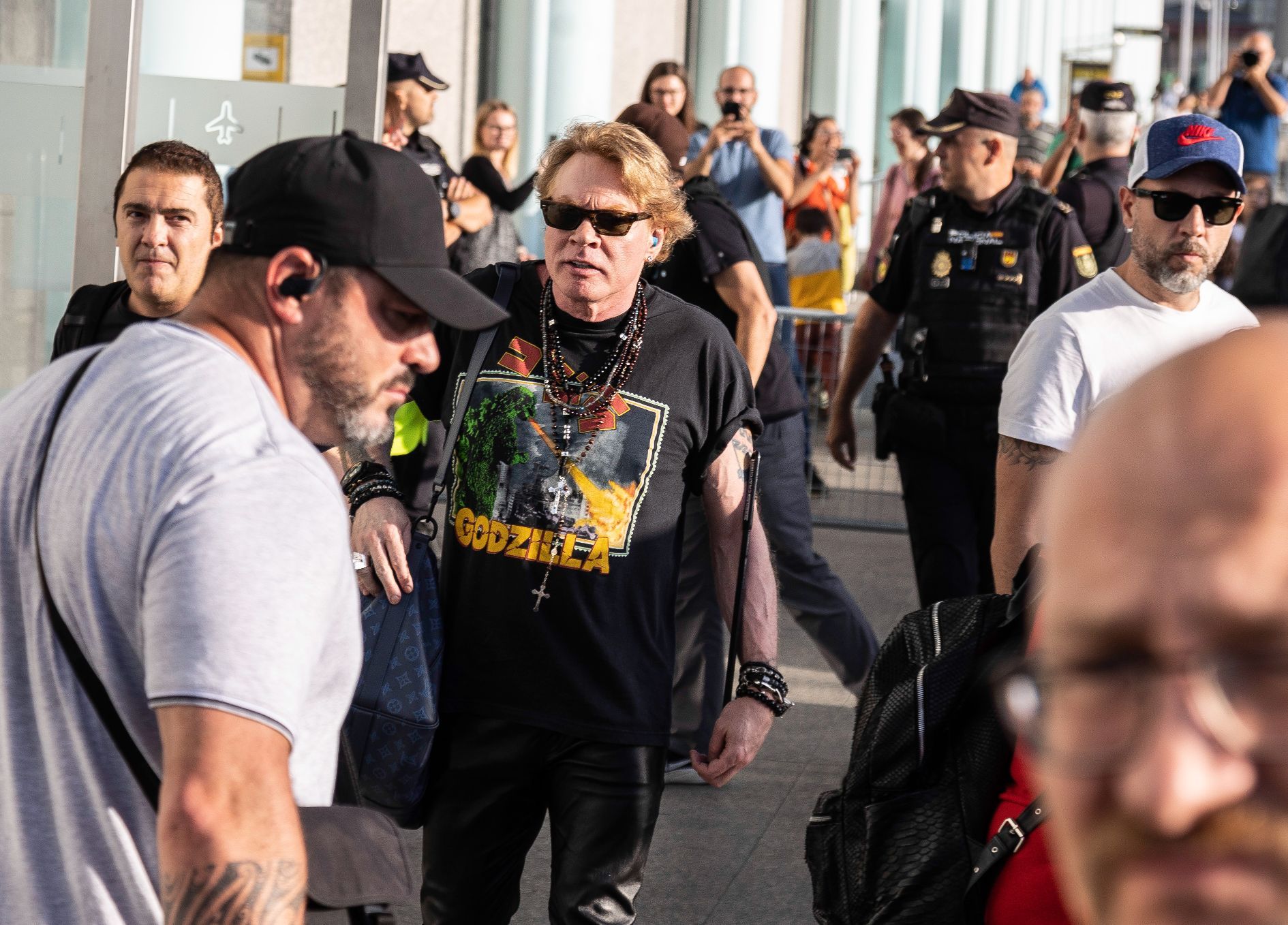 Guns N' Roses llega a Vigo y desata la locura de varios seguidores que les esperaban en Peinador