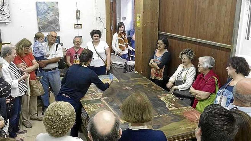 Los donantes pudieron observar la restauración del retablo.