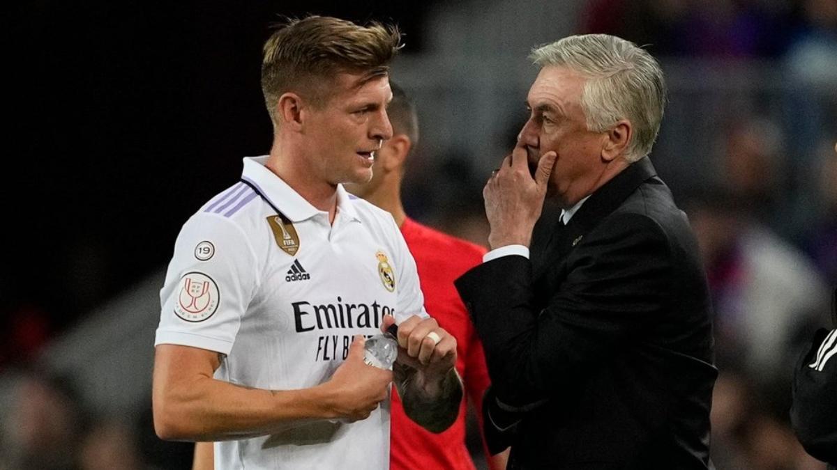 Kroos charla con Ancelotti durante su etapa en el Madrid