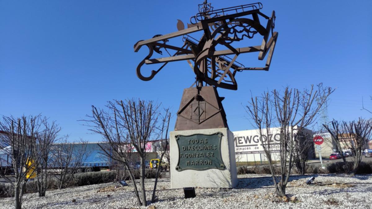 Escultura forjada en hierro que luce la rotonda de acceso al Centro de Transportes de Benavente. / E. P.