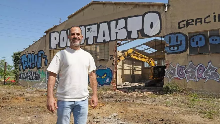 Derribo de una nave abandonada en el acceso norte de Lugones para la construcción de un nuevo supermercado