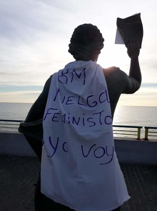 Gran parte de las esculturas urbanas han sido ataviadas en las últimas horas con lemas feministas de apoyo a la huelga y las movilizaciones del 8-M