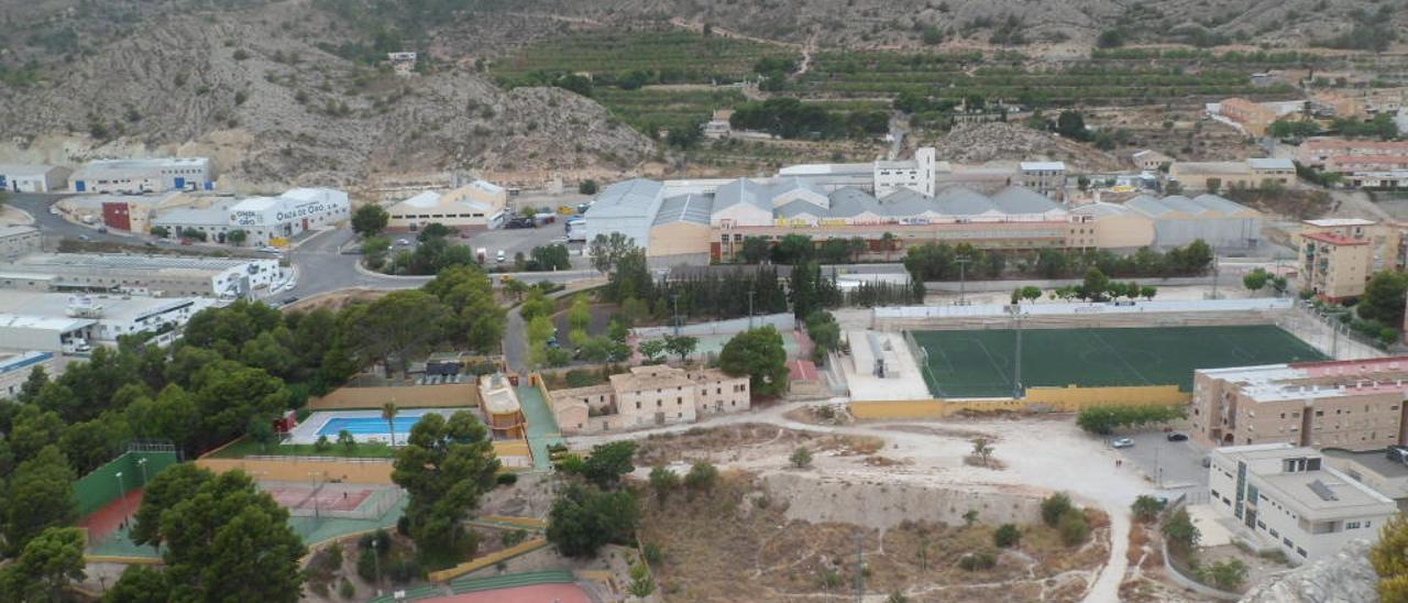 El pabellón cubierto se proyecta entre el polideportivo, el campo de fútbol y el centro de salud.