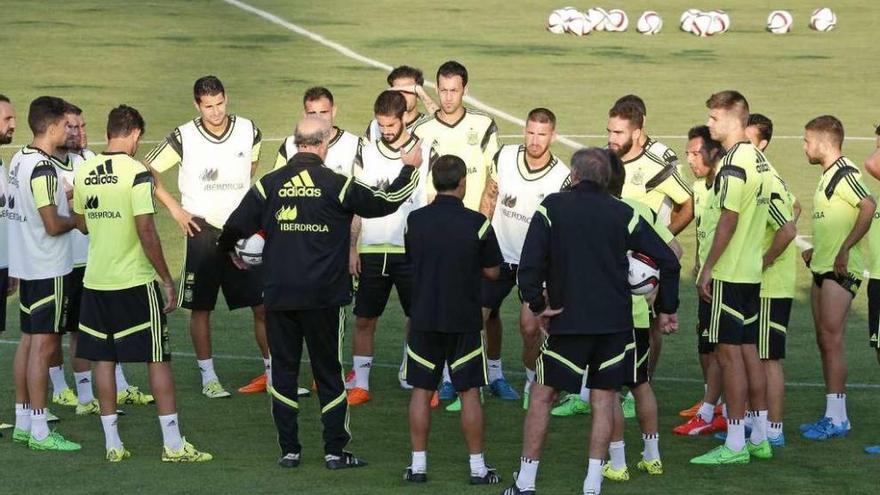 Del Bosque habla con los futbolistas internacionales antes de empezar el entrenamiento.