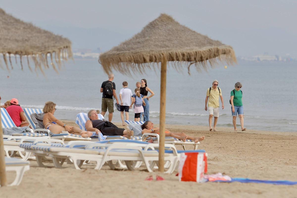 Gran ambiente en las playas de València, pese a las nubes