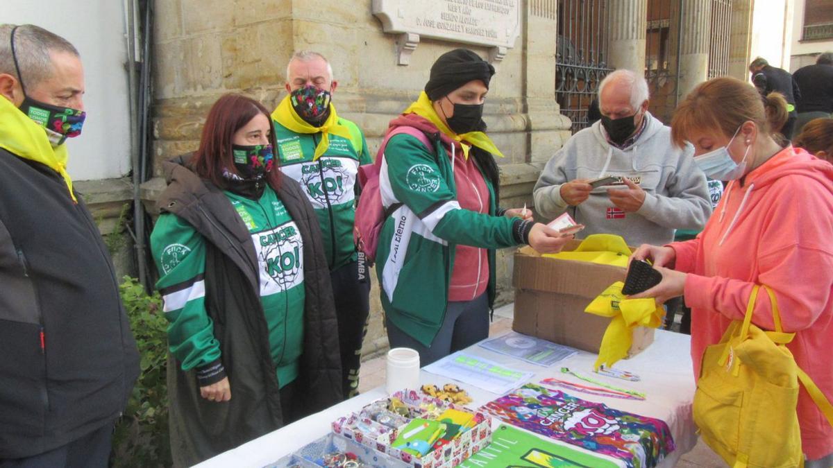 Andrea Alonso, vendiendo pañuelos amarillos en la recaudación solidaria.