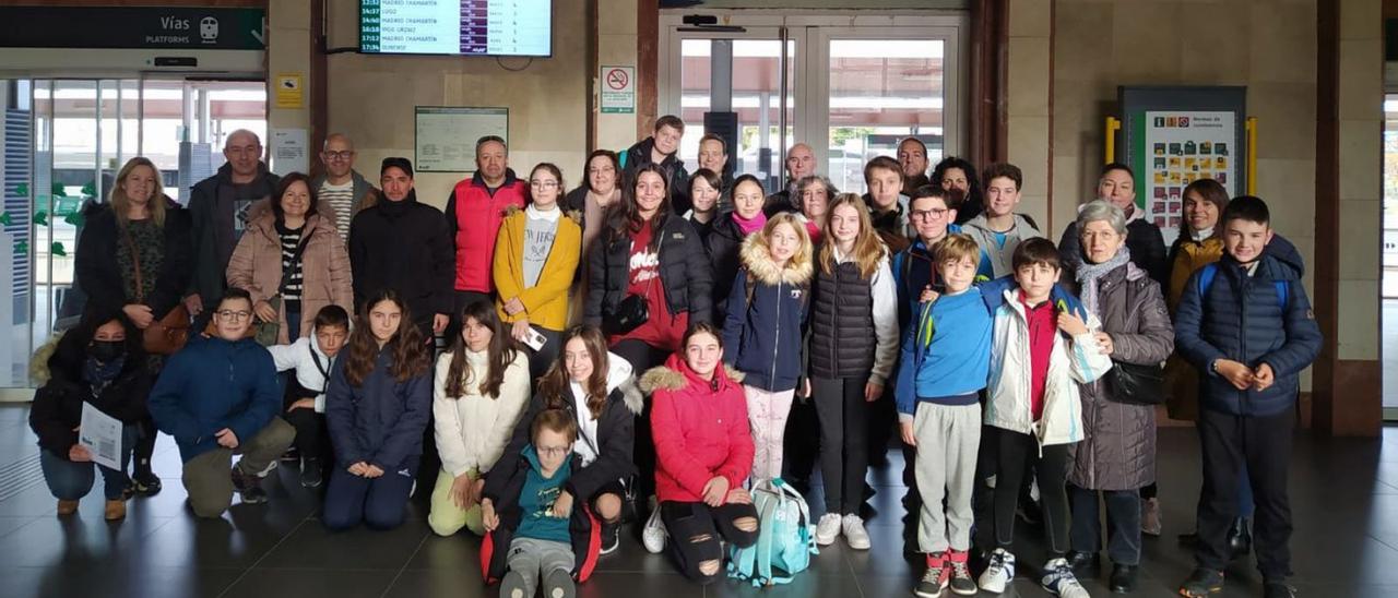 Arriba, alumnos y familias despiden a los franceses en la estación de trenes de Zamora. A la izquierda, una de las visitas para conocer los productos de la tierra. | Cedidas